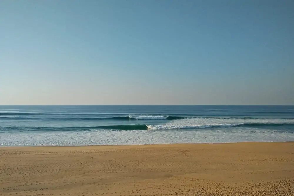 Fun waves at Praia de Valmitão