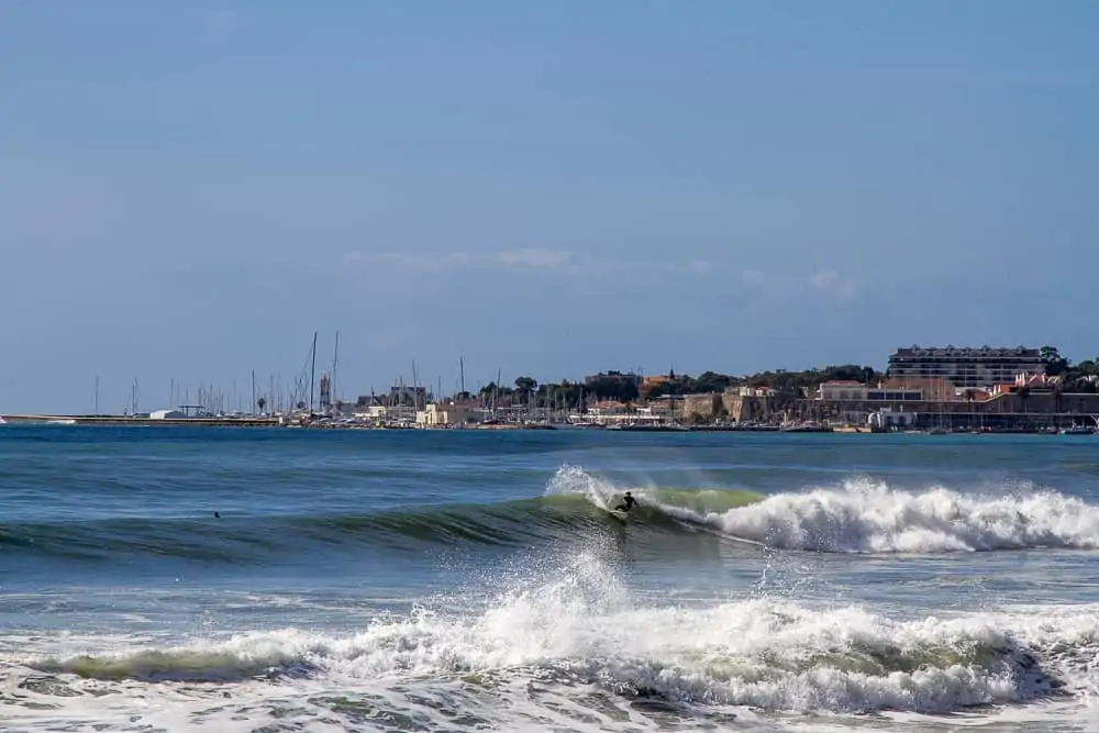 Surfer making a nice turn at the surfspot Bolina in São João do Estoril