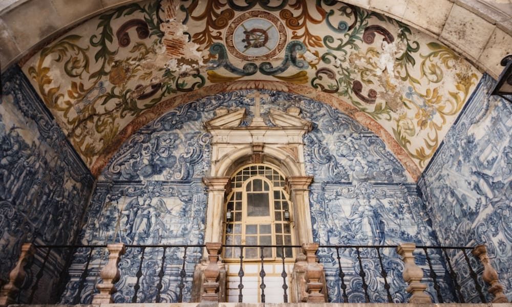 A look inside the Porta da Vila in Óbidos